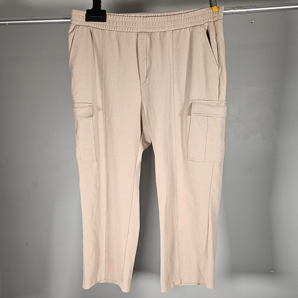 EUC Old Navy Active Cream Cargo Capri Pants